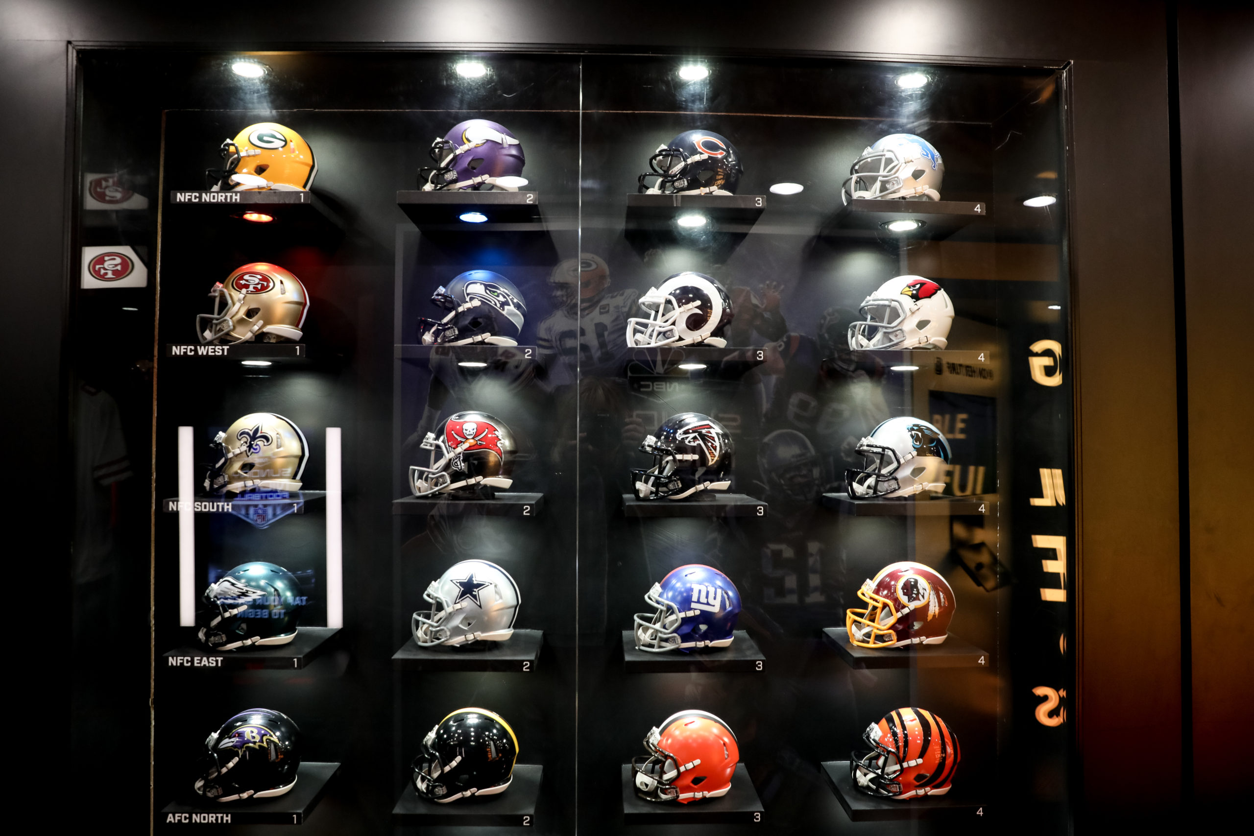 SNF - Mini Helmet Wall
