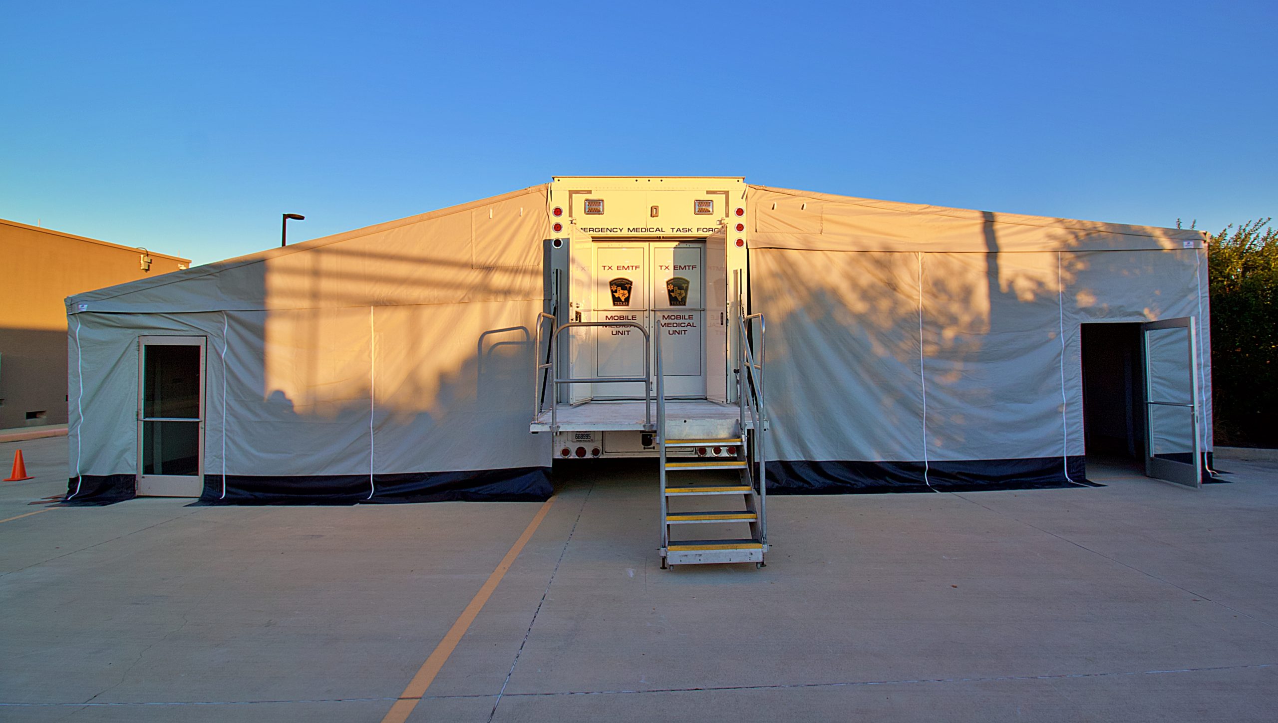 TX mobile medical unit with canopy